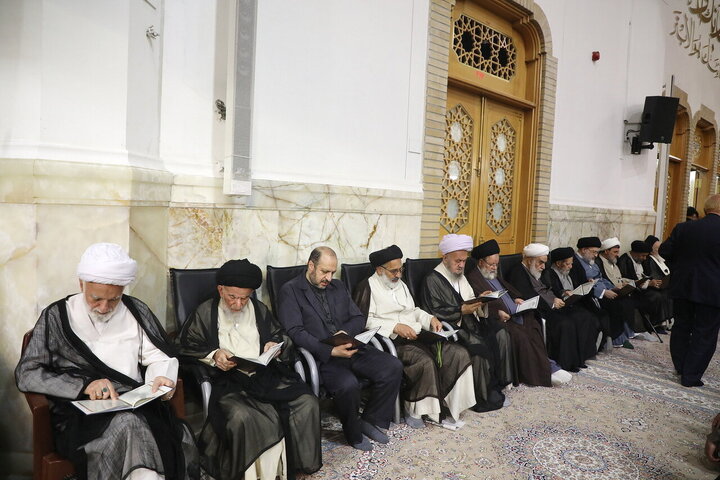 مراسم تأبین آية الله العظمى الشبیری الزنجاني (قدّس سرّه) من قبل قائد الثورة افي حرم السيدة فاطمة المعصومة (عليها السلام)