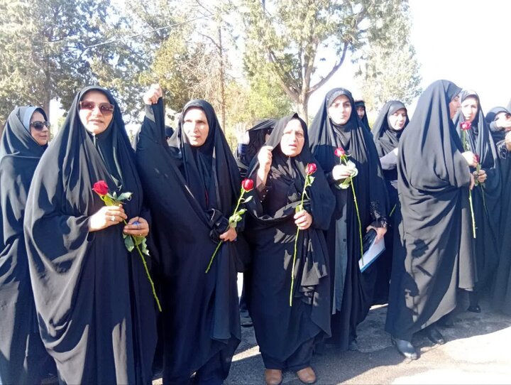تصاویر/آئین غباروبی و عطرافشانی گلزار مطهر شهدا در خرم آباد