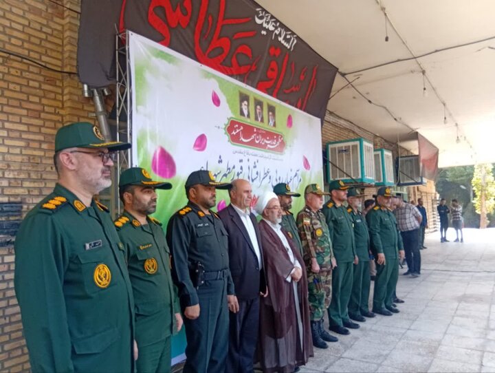 تصاویر/آئین غباروبی و عطرافشانی گلزار مطهر شهدا در خرم آباد