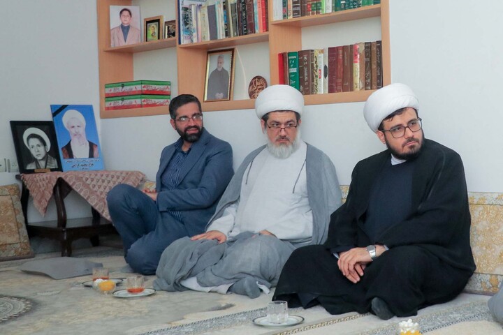 تصاویر|  دیدار رئیس مرکز خدمات حوزه های علمیه کشور با مادر شهید حسین گرامی