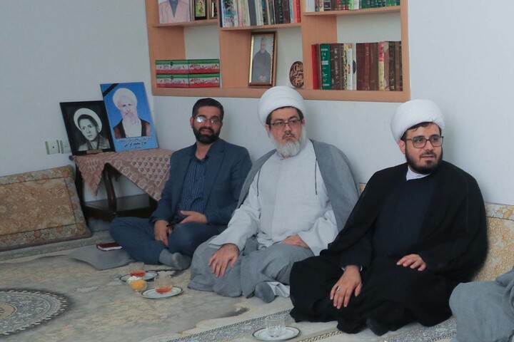 تصاویر|  دیدار رئیس مرکز خدمات حوزه های علمیه کشور با مادر شهید حسین گرامی