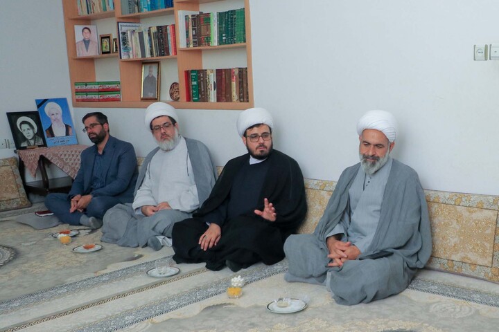 تصاویر|  دیدار رئیس مرکز خدمات حوزه های علمیه کشور با مادر شهید حسین گرامی