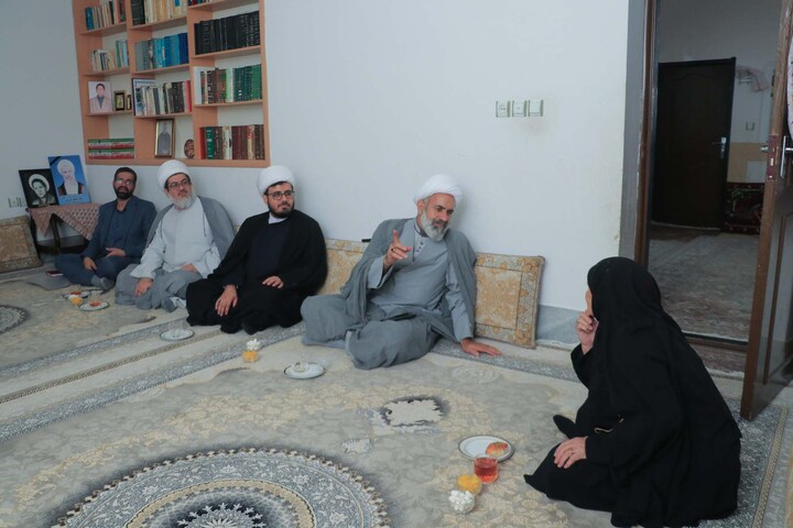 تصاویر|  دیدار رئیس مرکز خدمات حوزه های علمیه کشور با مادر شهید حسین گرامی