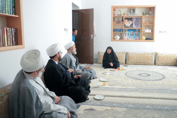 تصاویر|  دیدار رئیس مرکز خدمات حوزه های علمیه کشور با مادر شهید حسین گرامی