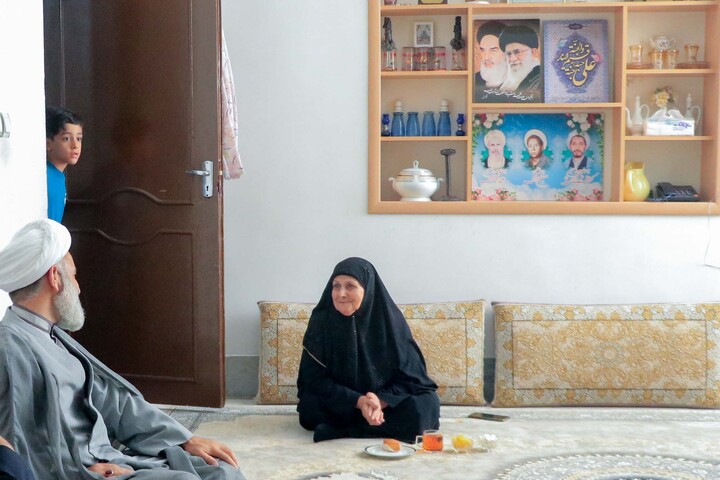 تصاویر|  دیدار رئیس مرکز خدمات حوزه های علمیه کشور با مادر شهید حسین گرامی