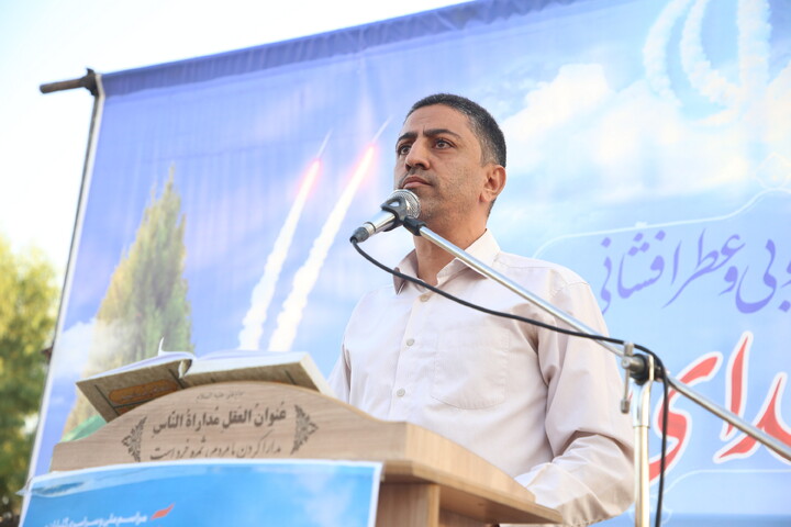 تصاویر/ آیین غبارروبی و عطرافشانی قبور مطهر شهدا در اصفهان