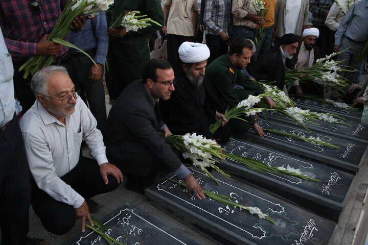 تصاویر/ آیین غبارروبی و عطرافشانی قبور مطهر شهدا در اصفهان