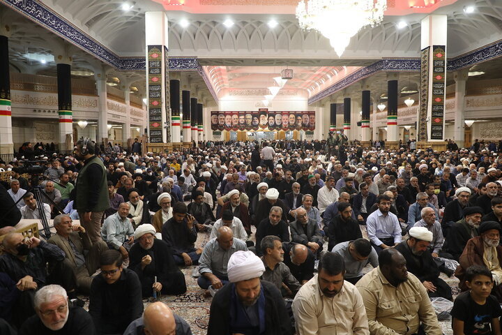 حرم السيدة فاطمة المعصومة (عليها السلام) يحتضن مراسم تأبين آية الله العظمى الشبیری الزنجاني وسط حضور جماهيري واسع + صور