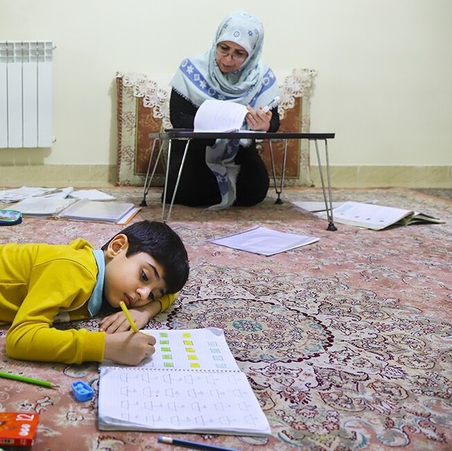 تذکر دادن را متوقف کنید؛ راه مستقلکردن بچهها در درس چیست؟/ کودکانی که با تذکر درس میخوانند، بزرگسالان بیمسئولیت فردا هستند!