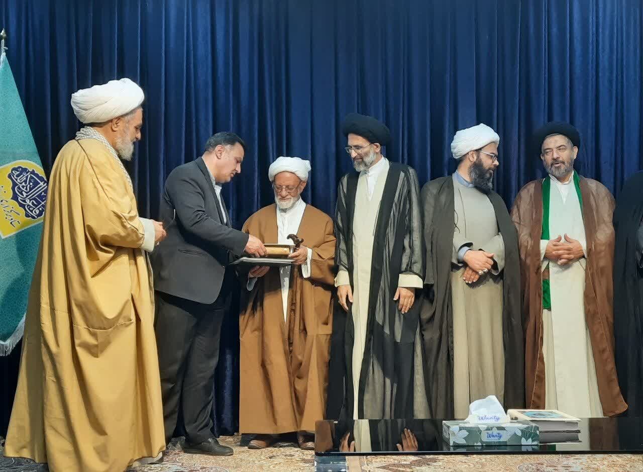 آئین تکریم و معارفه امام جمعه شهر جوشقان قالی کاشان برگزار شد