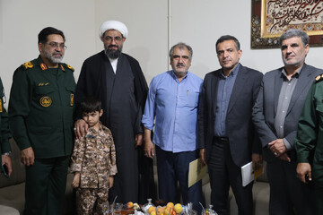 تصاویر / تجلیل امام جمعه همدان از رشادت‌های سردار هادی‌پور