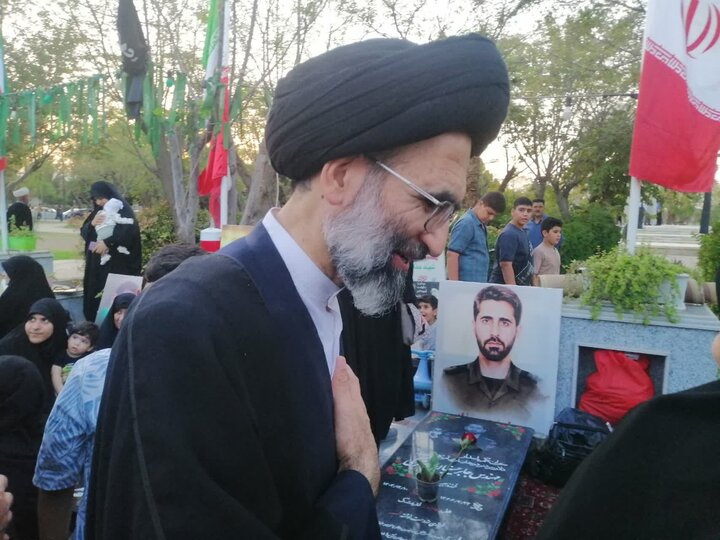 تصاویر/ گلزار شهدای کاشان در آیین سراسری «مهمانی لاله‌ها» گلباران شد