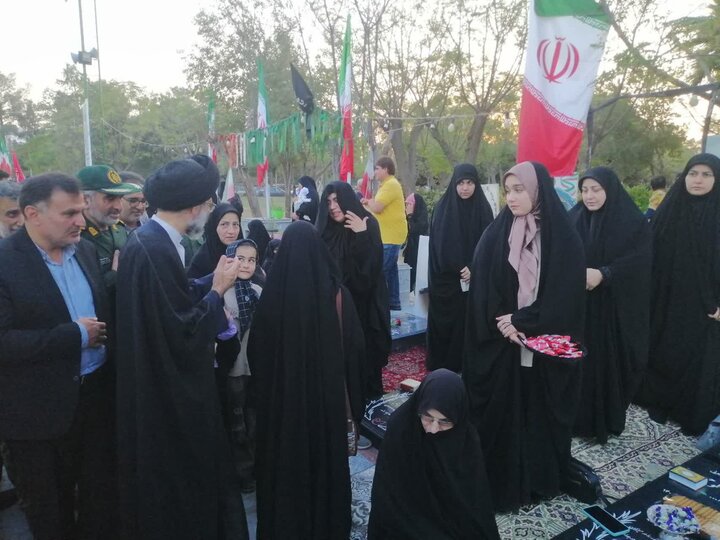 تصاویر/ گلزار شهدای کاشان در آیین سراسری «مهمانی لاله‌ها» گلباران شد