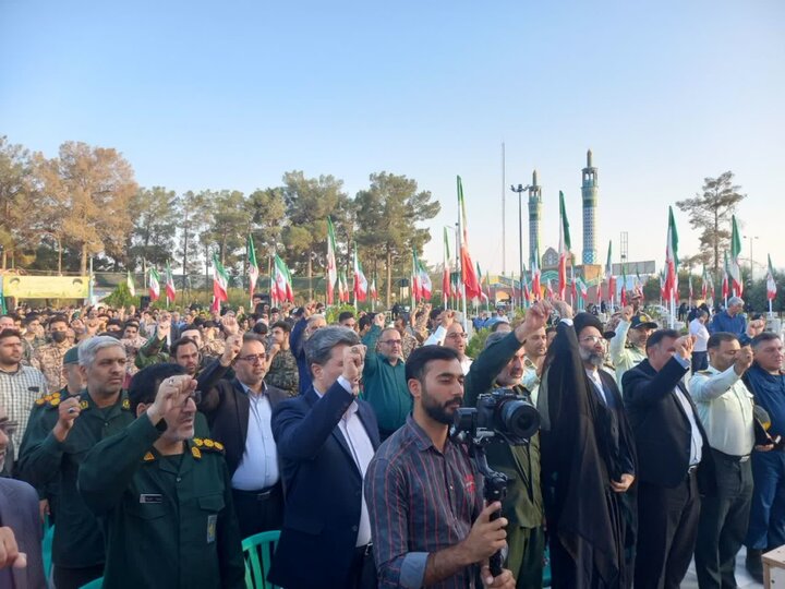 تصاویر/ گلزار شهدای کاشان در آیین سراسری «مهمانی لاله‌ها» گلباران شد