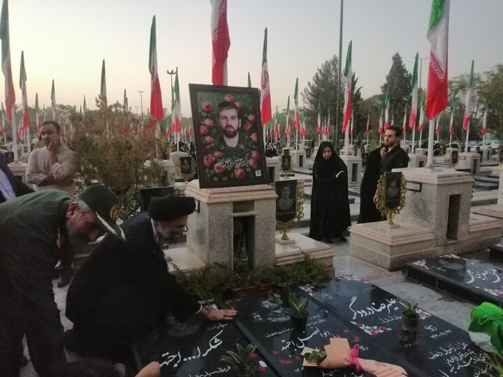تصاویر/ گلزار شهدای کاشان در آیین سراسری «مهمانی لاله‌ها» گلباران شد