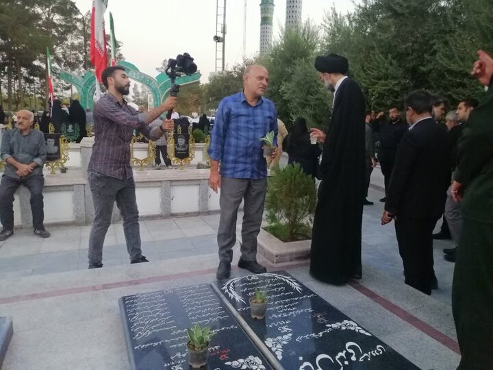 تصاویر/ گلزار شهدای کاشان در آیین سراسری «مهمانی لاله‌ها» گلباران شد