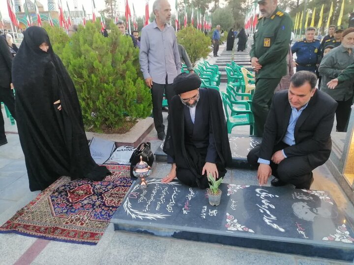 تصاویر/ گلزار شهدای کاشان در آیین سراسری «مهمانی لاله‌ها» گلباران شد
