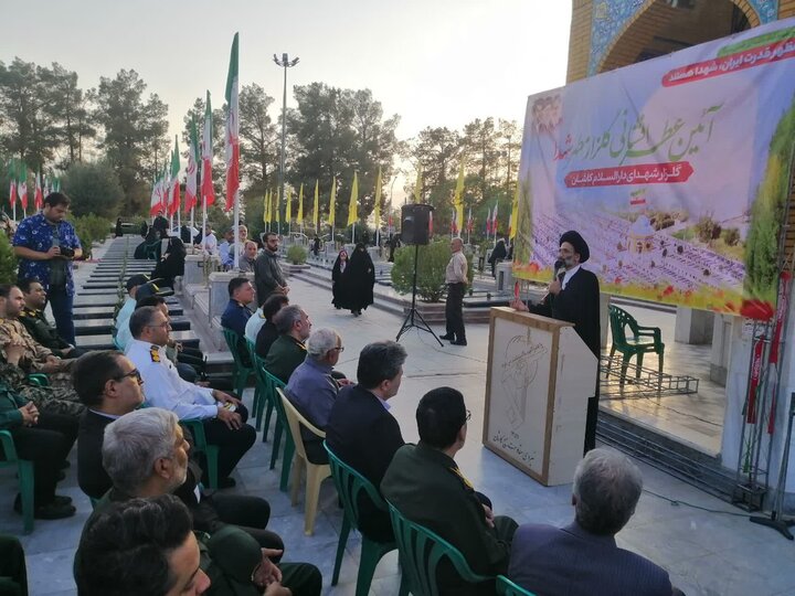 تصاویر/ گلزار شهدای کاشان در آیین سراسری «مهمانی لاله‌ها» گلباران شد