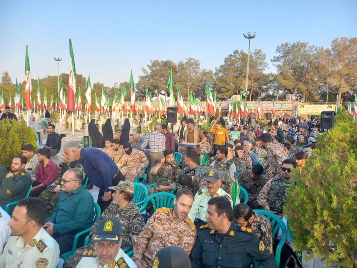تصاویر/ گلزار شهدای کاشان در آیین سراسری «مهمانی لاله‌ها» گلباران شد