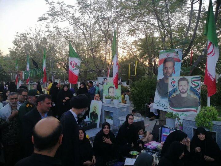 تصاویر/ گلزار شهدای کاشان در آیین سراسری «مهمانی لاله‌ها» گلباران شد