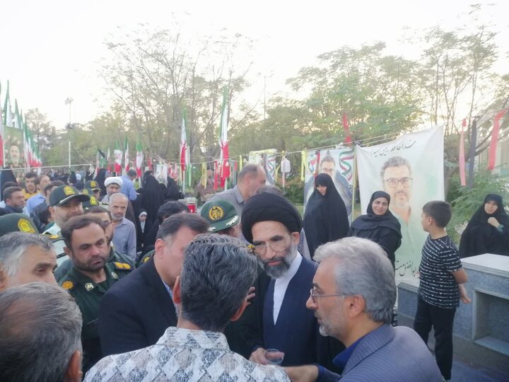 تصاویر/ گلزار شهدای کاشان در آیین سراسری «مهمانی لاله‌ها» گلباران شد
