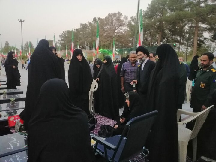تصاویر/ گلزار شهدای کاشان در آیین سراسری «مهمانی لاله‌ها» گلباران شد