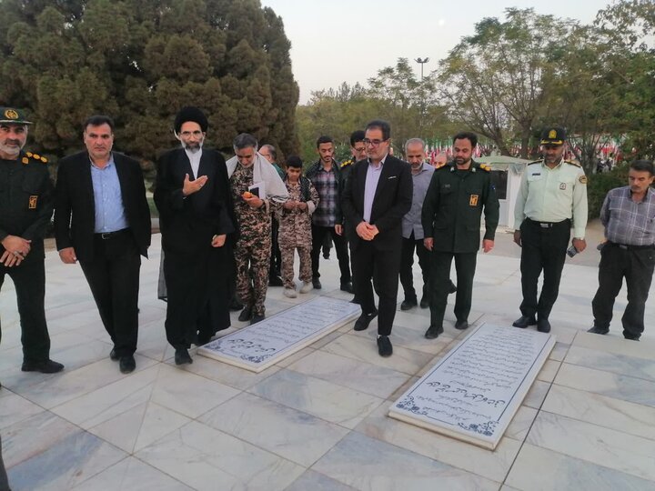 تصاویر/ گلزار شهدای کاشان در آیین سراسری «مهمانی لاله‌ها» گلباران شد