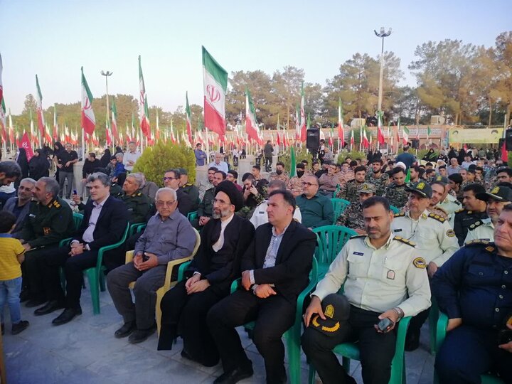تصاویر/ گلزار شهدای کاشان در آیین سراسری «مهمانی لاله‌ها» گلباران شد
