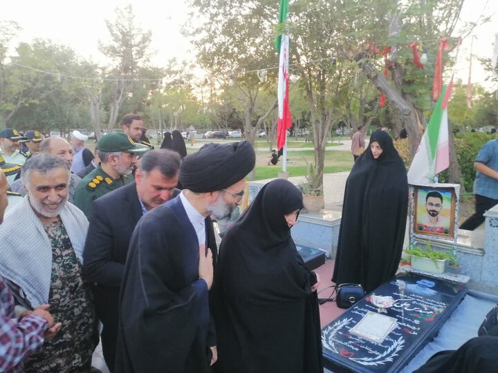تصاویر/ گلزار شهدای کاشان در آیین سراسری «مهمانی لاله‌ها» گلباران شد