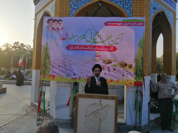 تصاویر/ گلزار شهدای کاشان در آیین سراسری «مهمانی لاله‌ها» گلباران شد