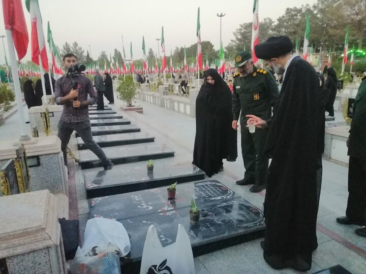 تصاویر/ گلزار شهدای کاشان در آیین سراسری «مهمانی لاله‌ها» گلباران شد