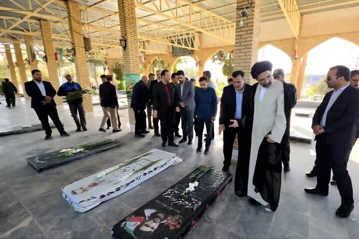 تصاویر/ گلزار شهدای کاشان در آیین سراسری «مهمانی لاله‌ها» گلباران شد