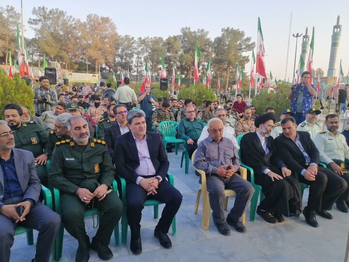 تصاویر/ گلزار شهدای کاشان در آیین سراسری «مهمانی لاله‌ها» گلباران شد