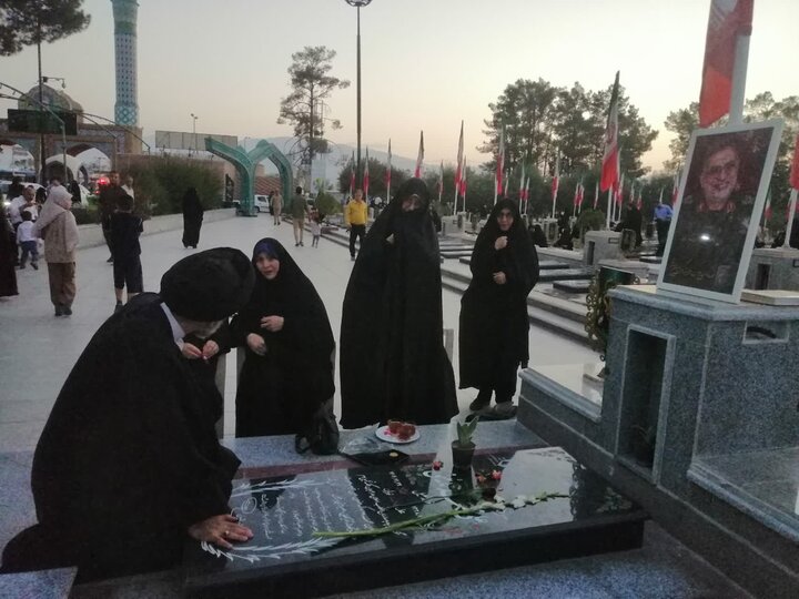 تصاویر/ گلزار شهدای کاشان در آیین سراسری «مهمانی لاله‌ها» گلباران شد