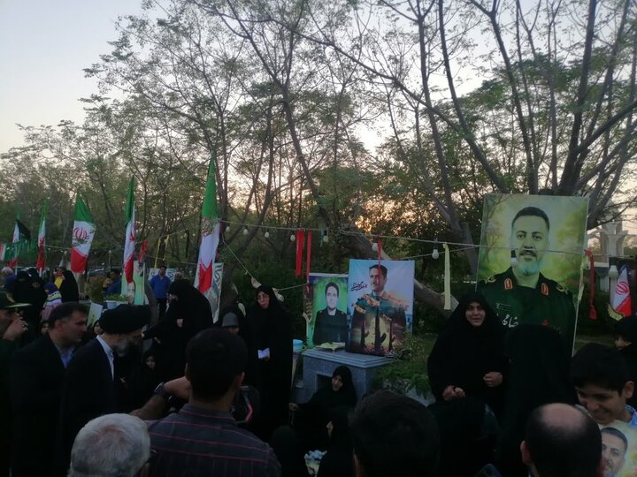 تصاویر/ گلزار شهدای کاشان در آیین سراسری «مهمانی لاله‌ها» گلباران شد