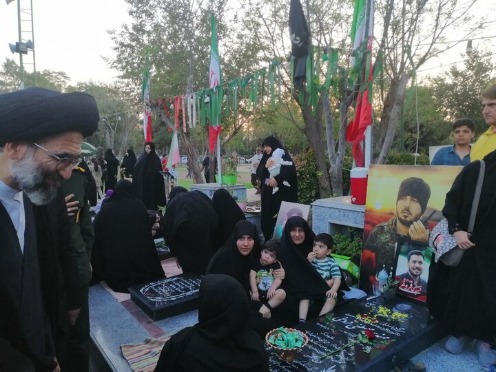 تصاویر/ گلزار شهدای کاشان در آیین سراسری «مهمانی لاله‌ها» گلباران شد