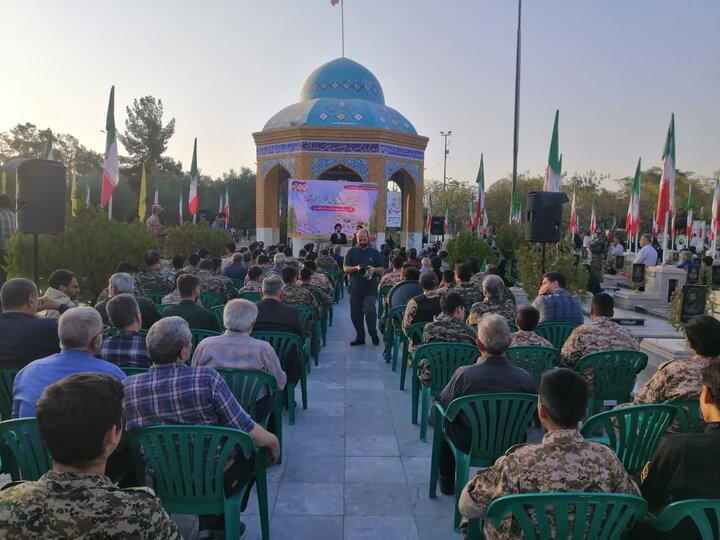 تصاویر/ گلزار شهدای کاشان در آیین سراسری «مهمانی لاله‌ها» گلباران شد