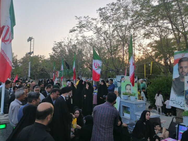 تصاویر/ گلزار شهدای کاشان در آیین سراسری «مهمانی لاله‌ها» گلباران شد