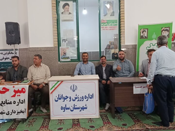 تصاویر/برپایی میز خدمت در مصلای شهرستان ساوه