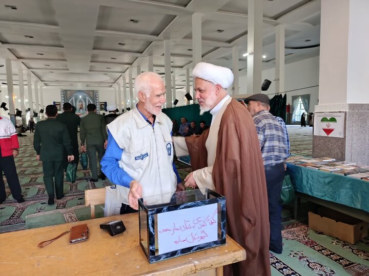 تصاویر/برپایی میز خدمت در مصلای شهرستان ساوه