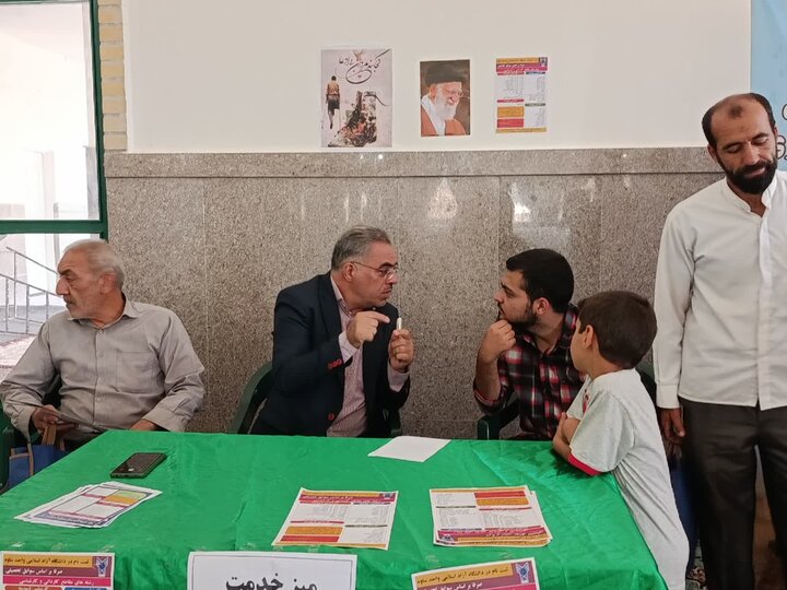 تصاویر/برپایی میز خدمت در مصلای شهرستان ساوه