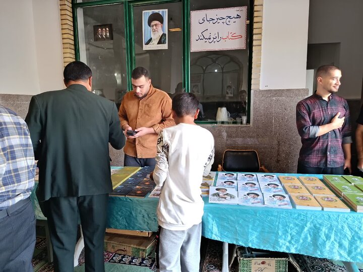 تصاویر/برپایی میز خدمت در مصلای شهرستان ساوه