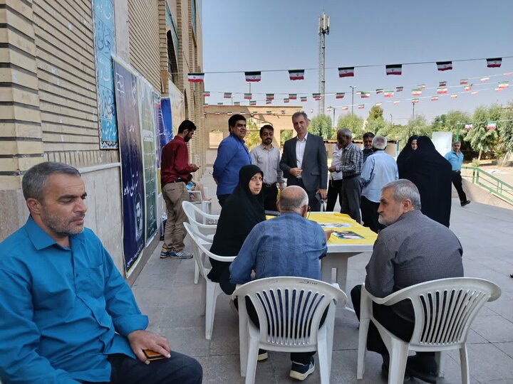تصاویر/برپایی میز خدمت در مصلای شهرستان ساوه