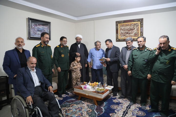 تصاویر / تجلیل امام جمعه همدان از رشادت‌های سردار هادی‌پور