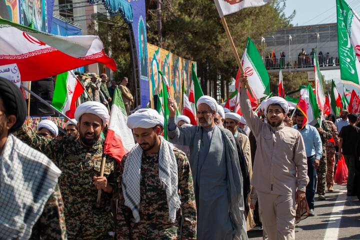 تصاویر/ حضور گردان طلاب و اساتید حوزه علمیه کرمان در رزمایش اقتدار جانفدایان ایران