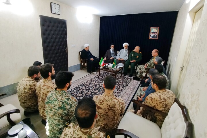 تصاویر/ در آستانه روز گرامیداشت سرباز و همزمان با هفته دفاع مقدس حضور نمایندگان سربازان سپاه استان قم در نماز جمعه و دیدار با آیت‌الله سعیدی و آیت‌الله کعبی