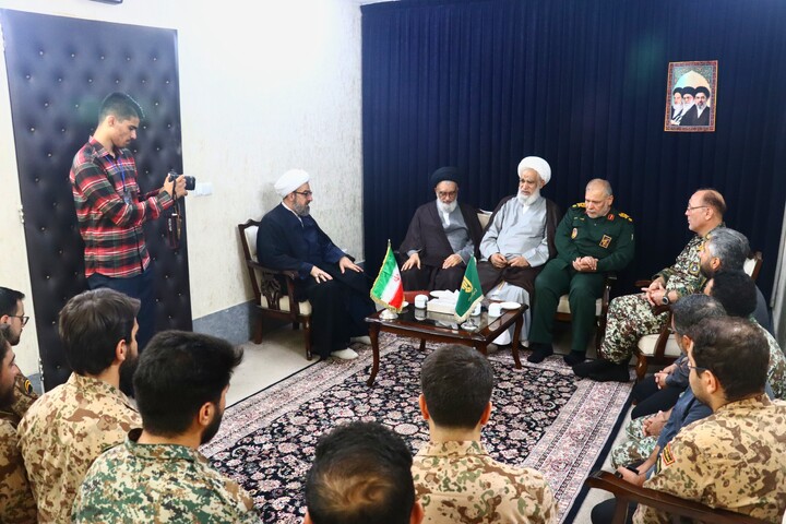 تصاویر/ در آستانه روز گرامیداشت سرباز و همزمان با هفته دفاع مقدس حضور نمایندگان سربازان سپاه استان قم در نماز جمعه و دیدار با آیت‌الله سعیدی و آیت‌الله کعبی