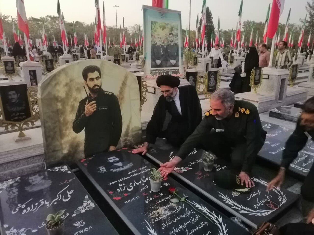 تصاویر/ گلزار شهدای کاشان در آیین سراسری «مهمانی لاله‌ها» گلباران شد