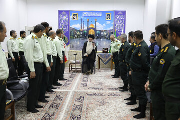 تصاویر/ دیدار فرمانده انتظامی استان قم به همراه رؤسای کلانتری‌ها و فرماندهان پاسگاه‌های استان با آیت الله حسینی بوشهری