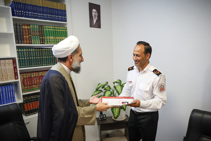 تصاویر / تجلیل از آتش نشانان توسط امام جمعه قزوین